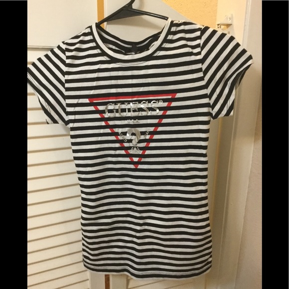 5/$25 for closet items under $15- GUESS T-Shirt - Picture 3 of 4